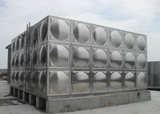 Serbatoio idrico isolato in acciaio inossidabile lucidato di colore argento con capacità di 100 t